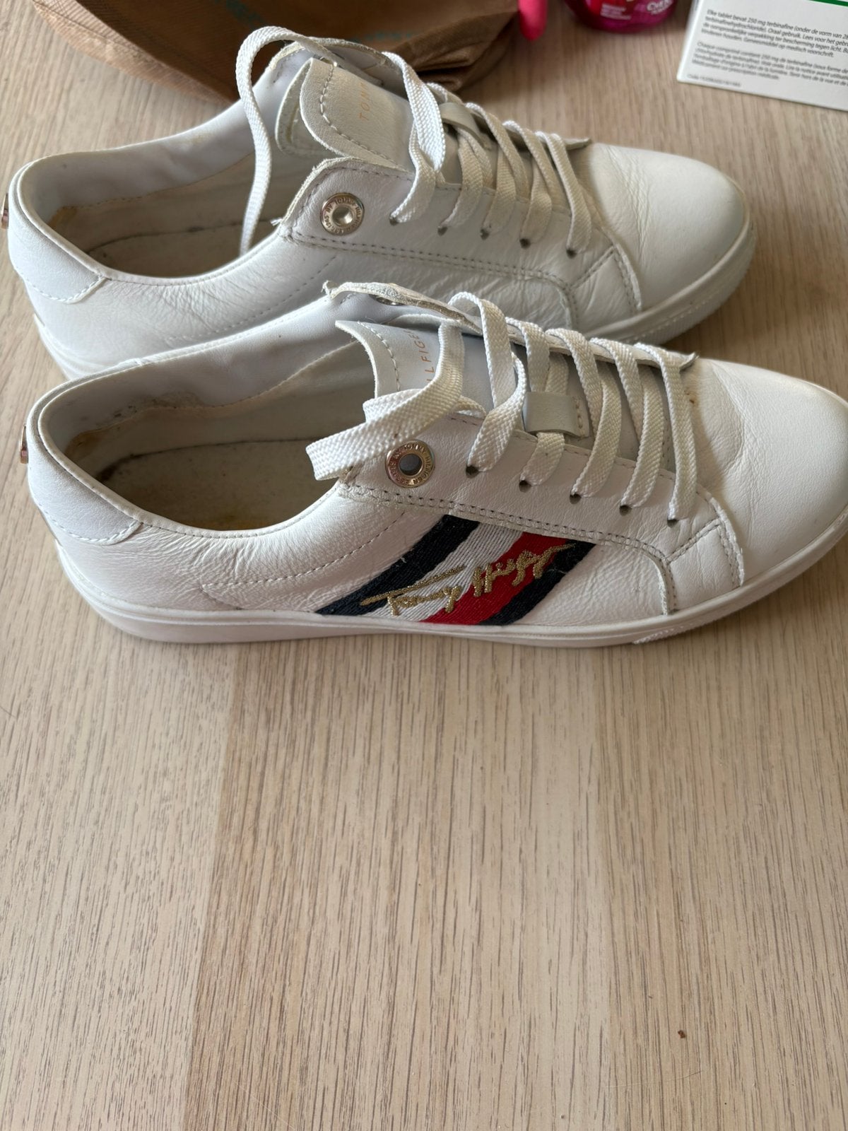 een witte schoenen van tommy hilfigger, Ophalen, Wit, Zo goed als nieuw, Sneakers