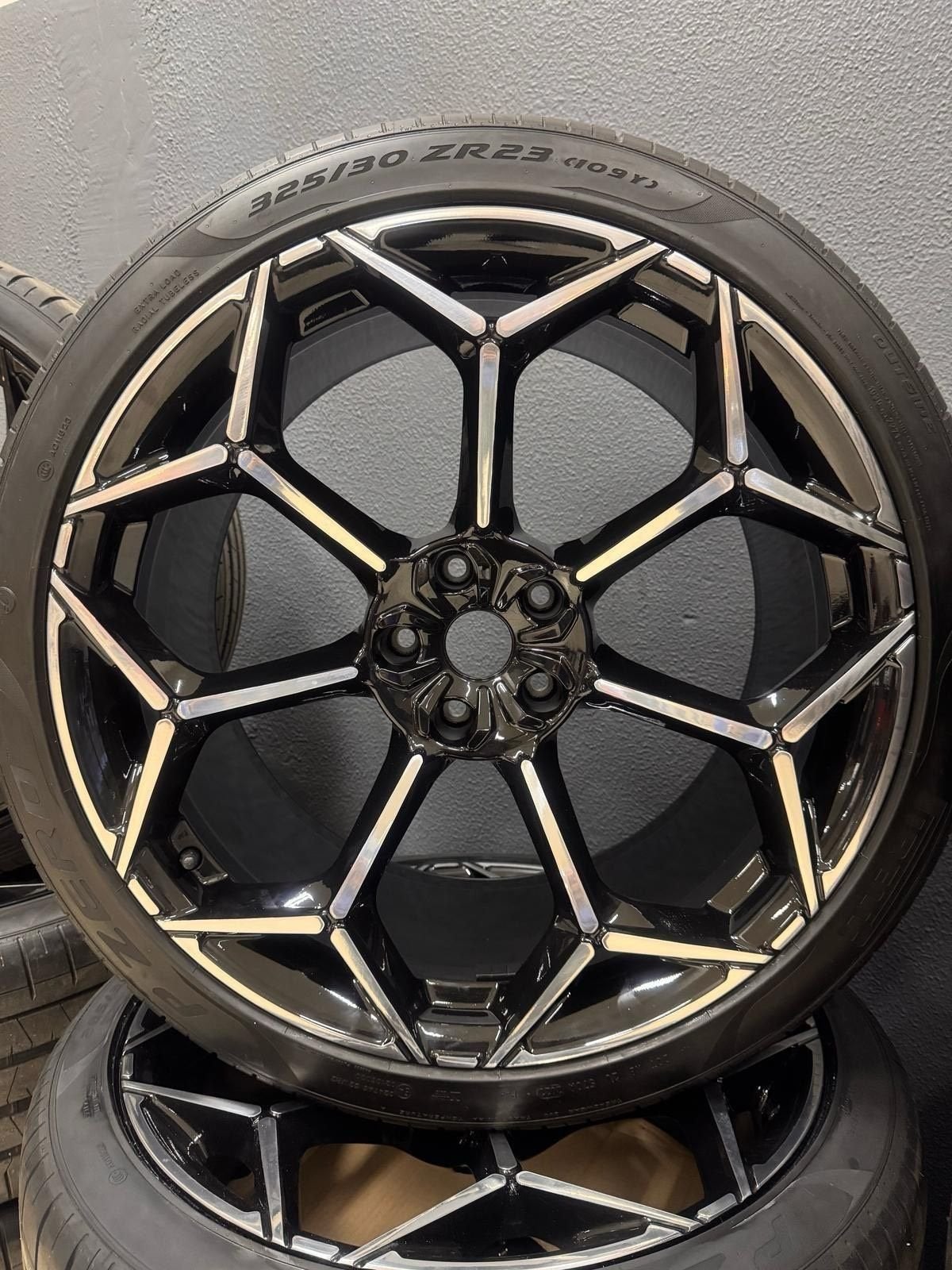 23 inc Lamborghini Urus SE Performance velgen Pirelli banden, Auto-onderdelen, Banden en Velgen, Gebruikt, -, 285 mm, -