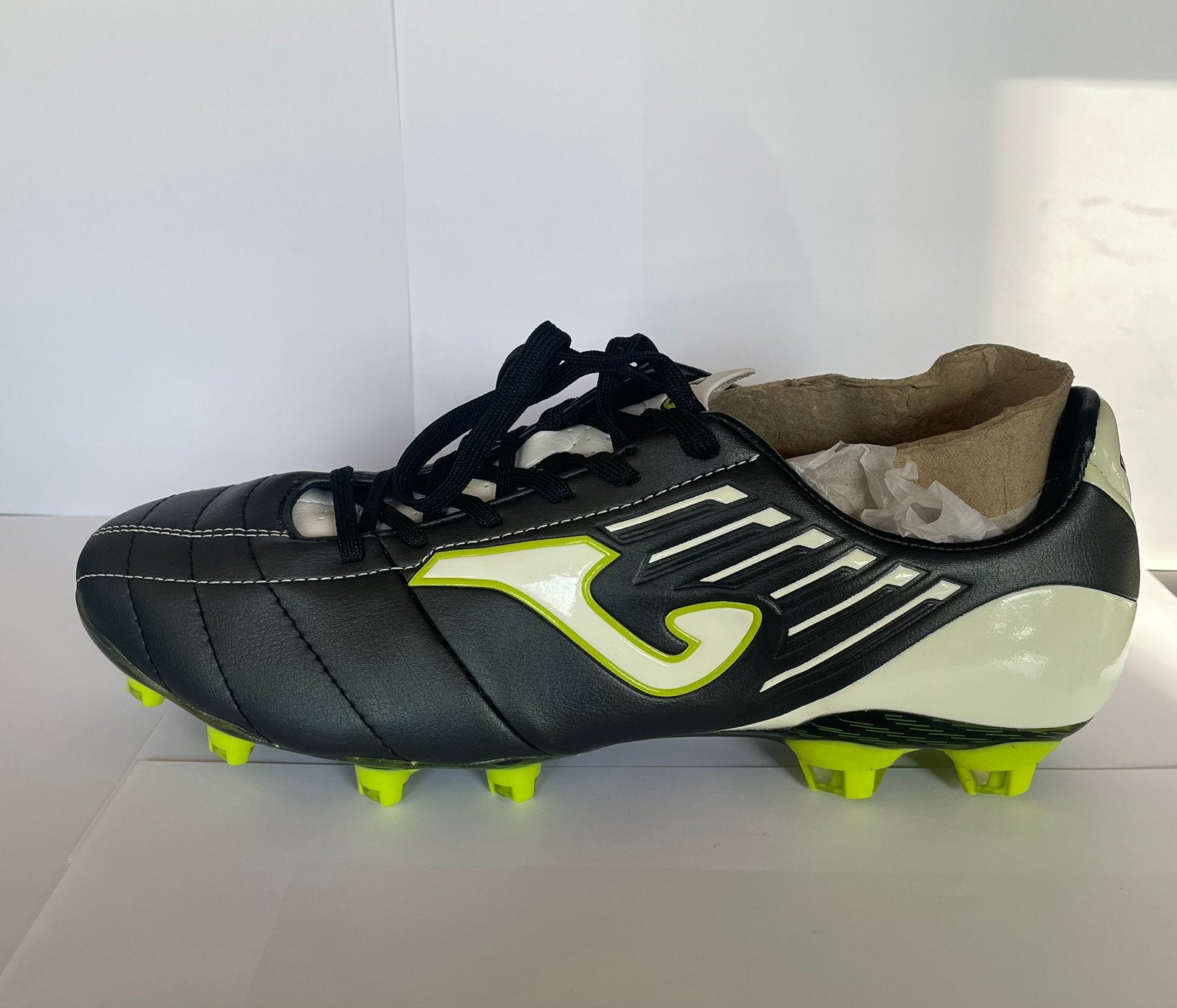 Joma voetbalschoenen maat 44.5 – bijna nieuw – met doos, Ophalen, Gebruikt