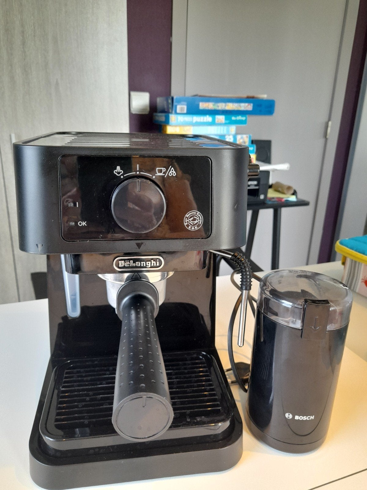 Espressomachine Delonghi + koffiemolen Bosch., Elektronische apparatuur, Koffiezetapparaten, Ophalen, Koffiemachine
