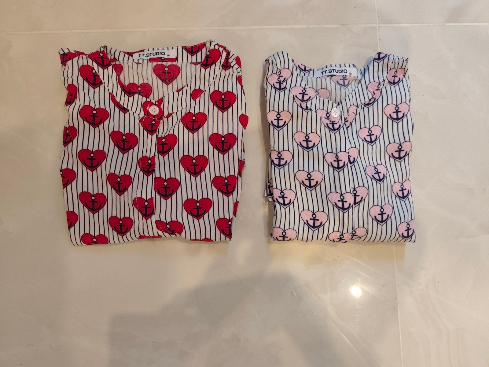 Lot de 2 beaux chemisiers motifs coeur avec encre. T. M., TT. Studio, Enlèvement ou Envoi, Comme neuf, Taille 38/40 (M)