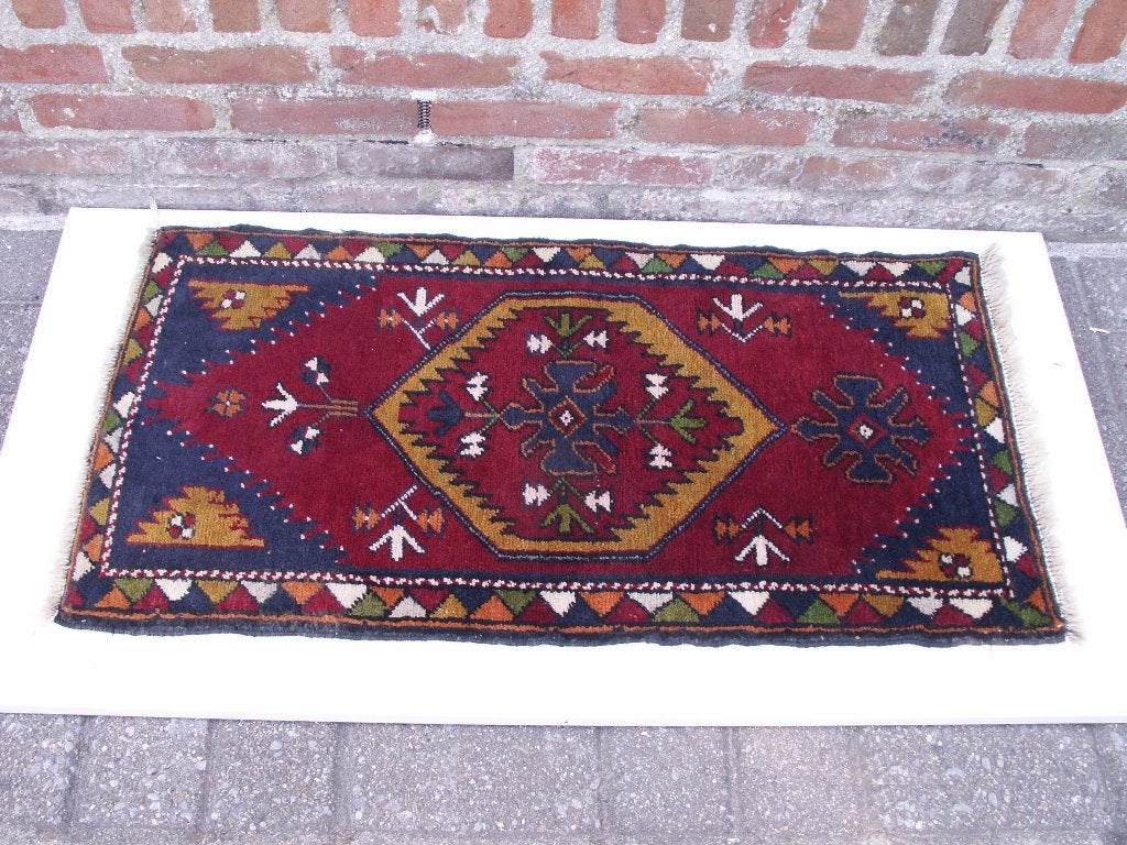 Tapis fait main avec motif religieux mesurant 90 x 40 cm., Neuf, Enlèvement ou Envoi, 50 à 100 cm, Rectangulaire