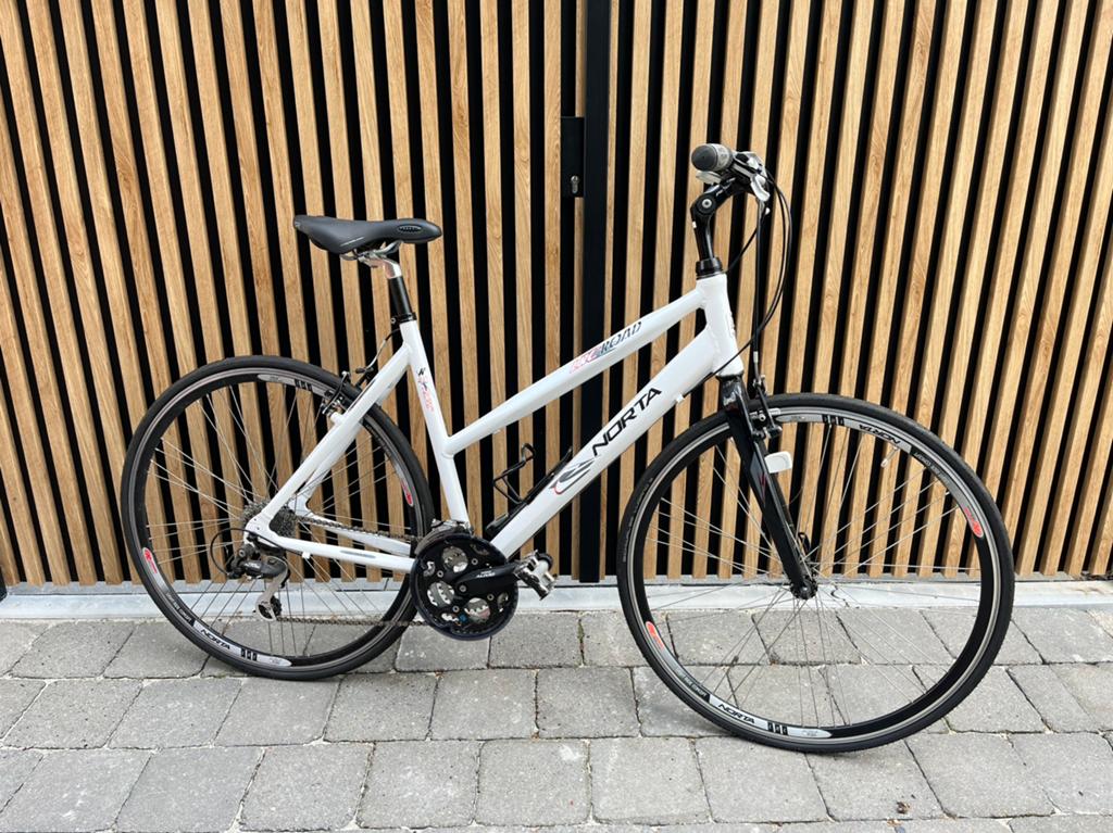 Aluminium dameskoersfiets Norta met recht stuur - 28”, Fietsen en Brommers, 28 inch, Velgrem, Zo goed als nieuw, Meer dan 20 versnellingen