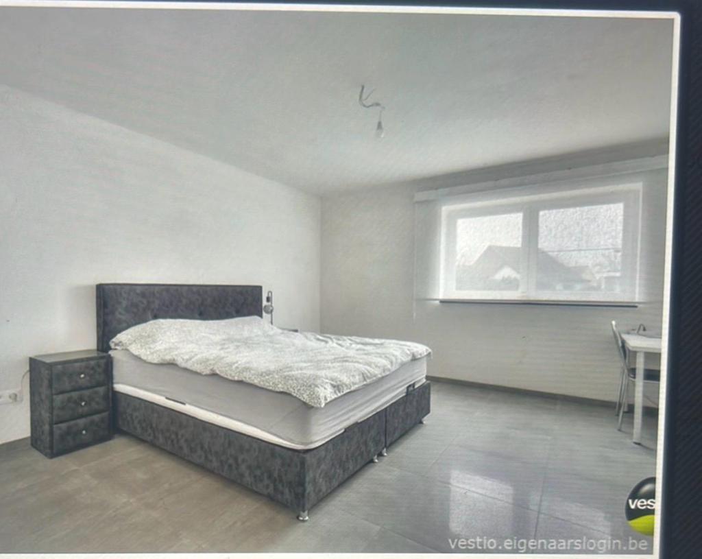 chambre complète avec table de chevet en excellent état, Maison & Meubles, Enlèvement