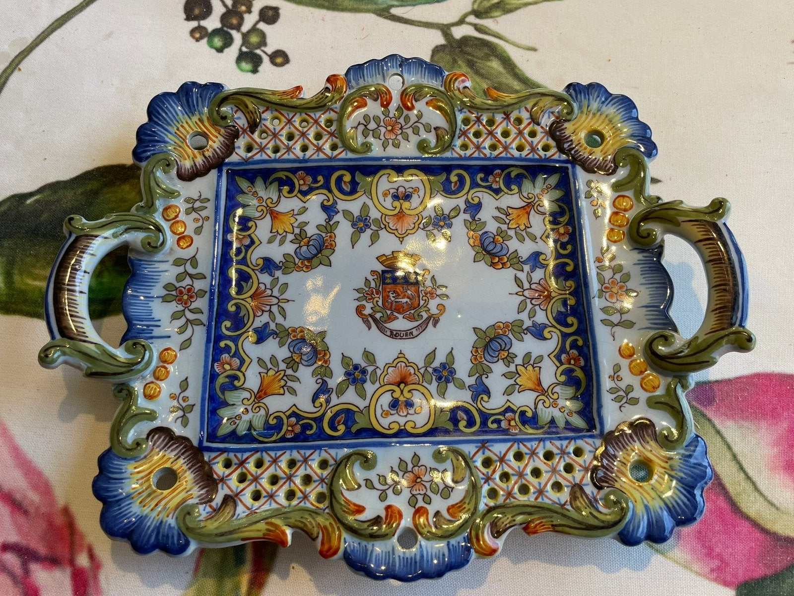 Plat ancien polychrome en faïence de Rouen, Antiquités & Art, Enlèvement ou Envoi