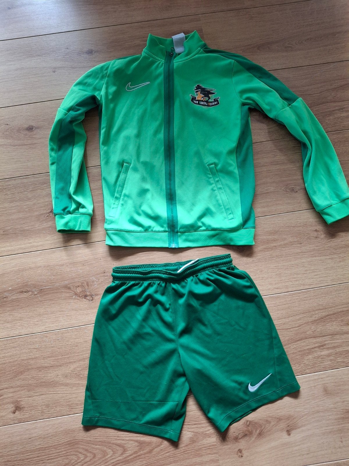 Veste d'entraînement TK Meldert + short Nike 137-147, NIKE, Garçon ou Fille, Enlèvement ou Envoi, Comme neuf