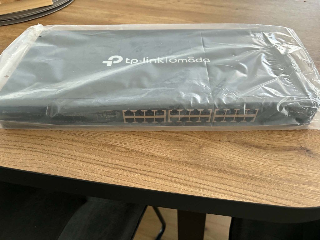 TP Link Omoda 28-port gigabit smart switch with 16-port PoE+, Computers en Software, Ophalen of Verzenden, Nieuw