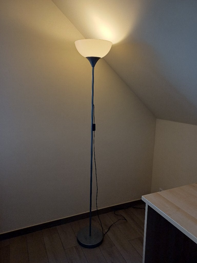 Tijdloze vloerlamp met witte kap en metallic voet, Ophalen, Gebruikt, E27 (groot), Metaal