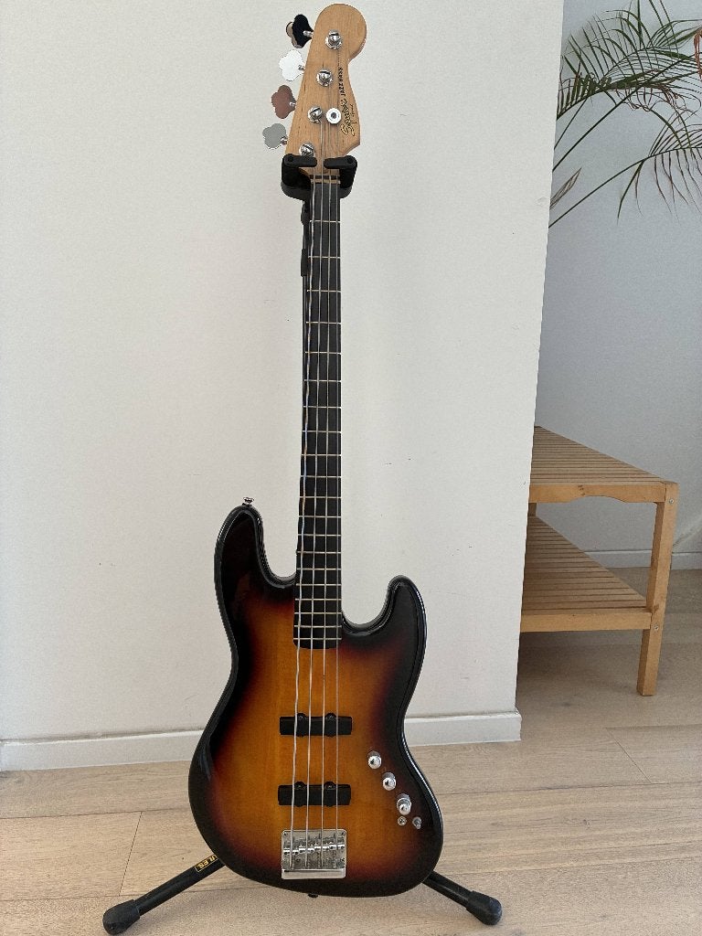 Squier Deluxe Jazz Bass Active IV (Indonesië, 2011), Musique & Instruments, Instruments à corde | Guitares | Basses, Enlèvement ou Envoi