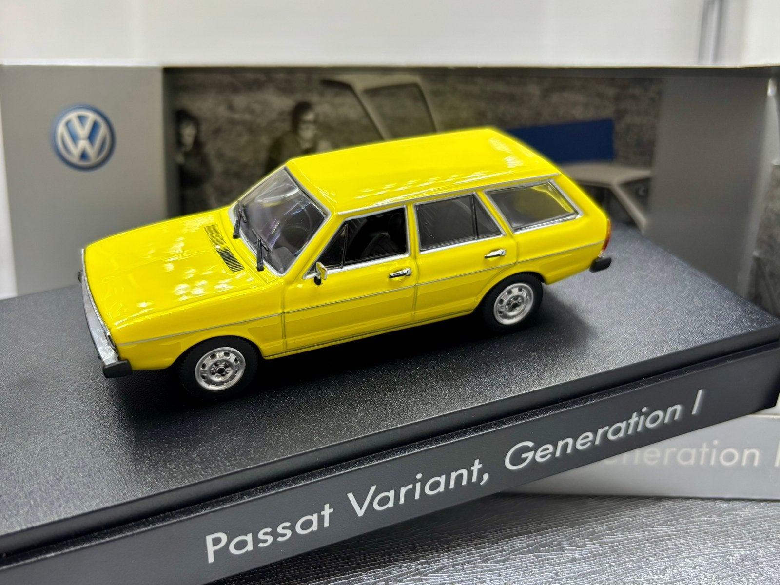 1:43  Volkswagen passat variant generation I, Hobby en Vrije tijd, Ophalen of Verzenden, Zo goed als nieuw, MiniChamps