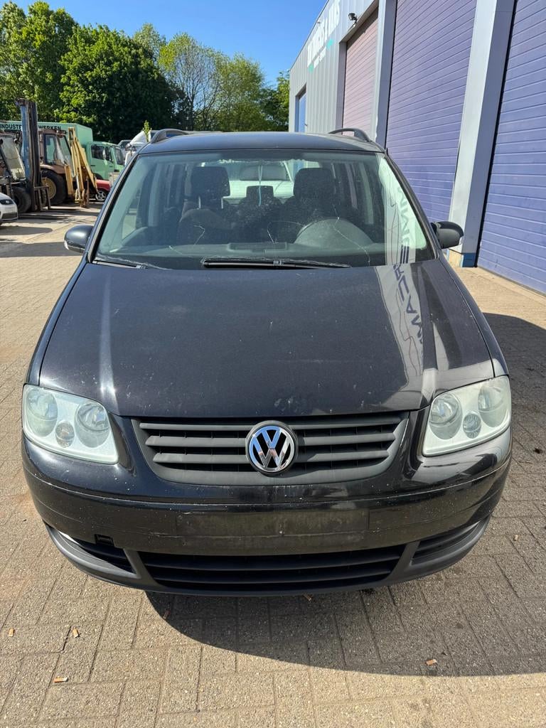 Volkswagen Touran *EURO 4-AIRCO* (bj 2005), Auto's, Volkswagen, Monovolume, Gebruikt, Zwart, Bedrijf