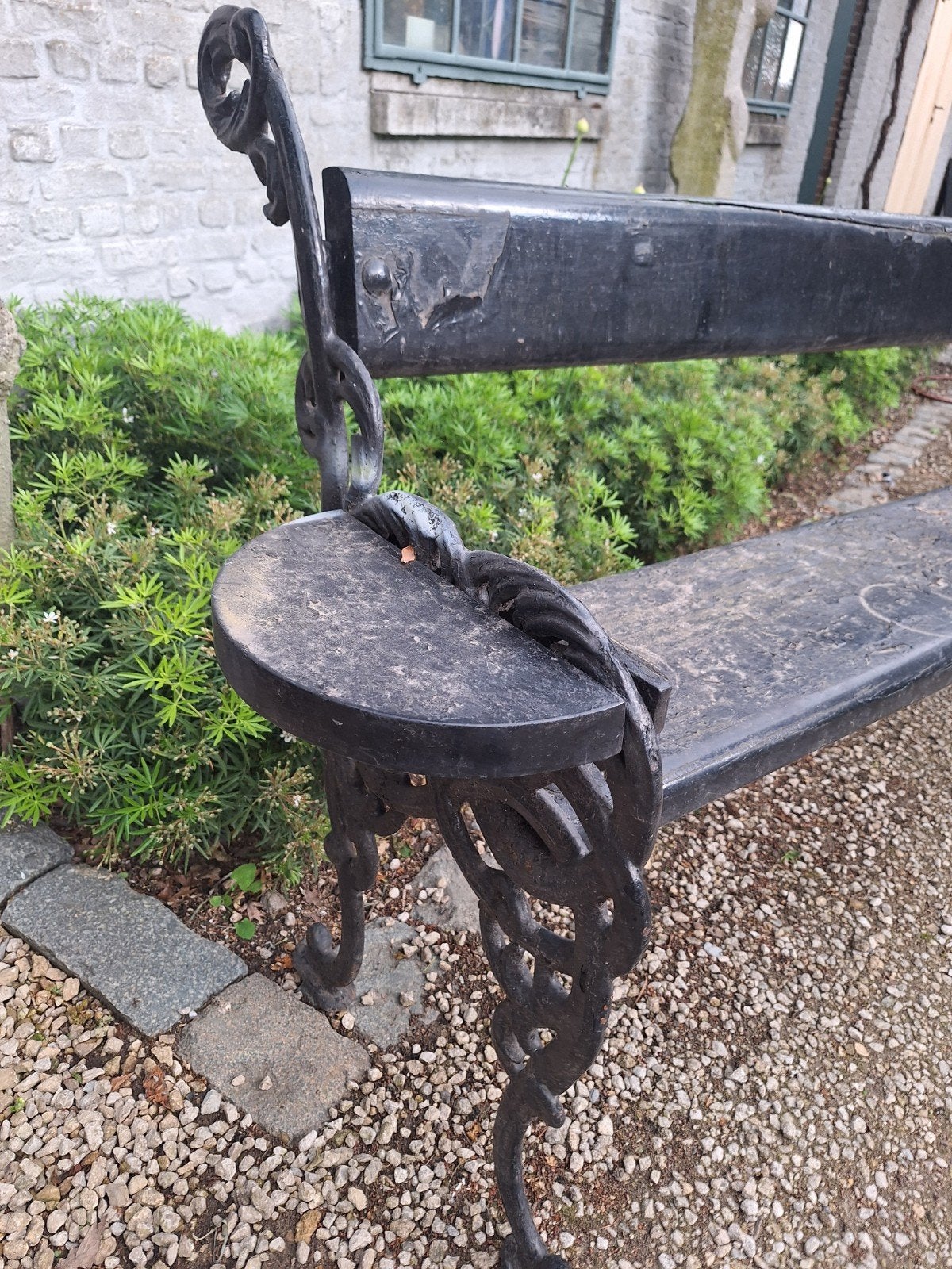 Oude tuinbank met gietijzeren poten, Enlèvement