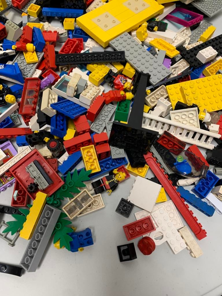 Lego de 1,5 kg - différentes briques et quelques figurines, Envoi, Comme neuf, Lego