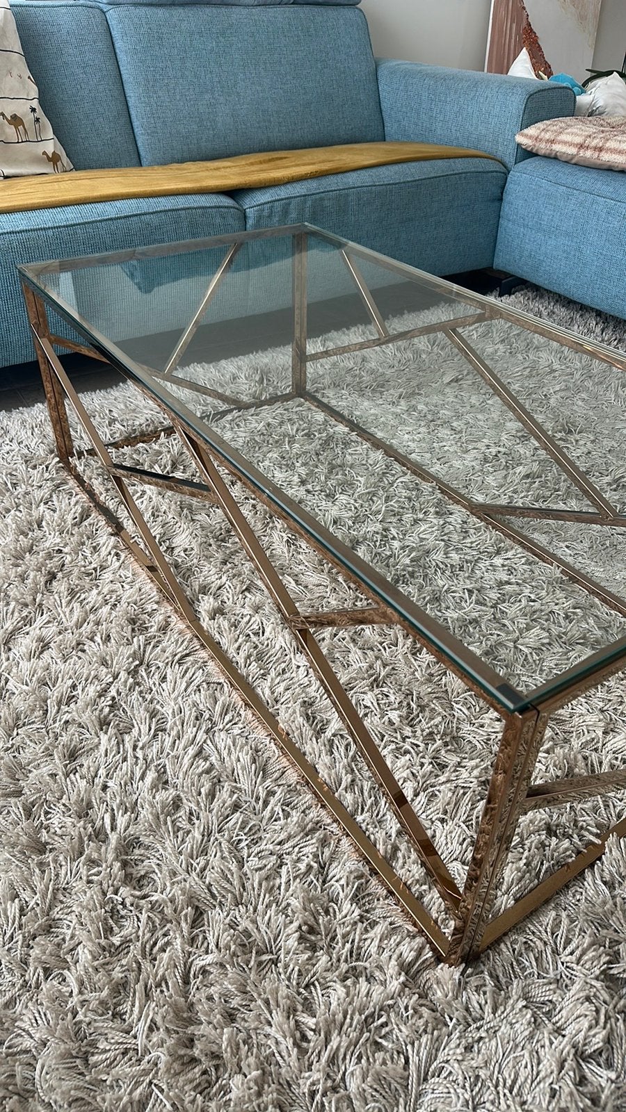 Moderne glazen salontafel met goudkleurig metalen frame, Huis en Inrichting, Tafels | Salontafels, Zo goed als nieuw, Glas, Ophalen