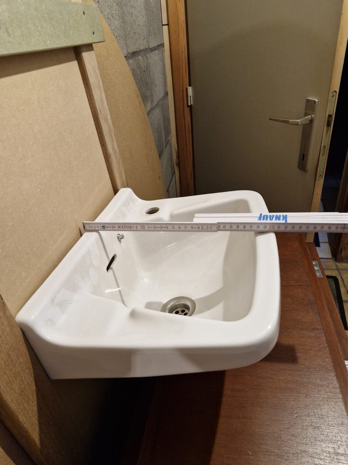 Wit retro handwasbakje met verhoogde spatrand., Ophalen