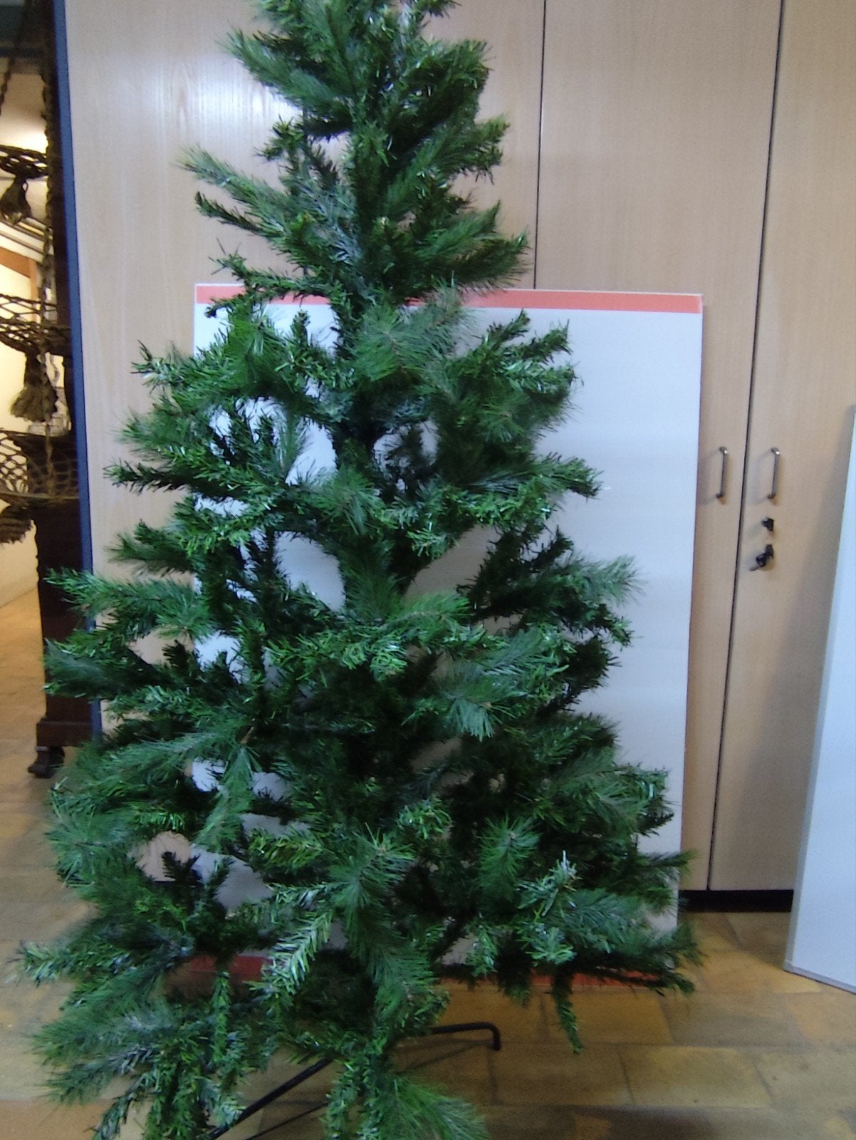 Kerstboom hoogte 2m10 met metalen voet. Met originele doos., Diversen, Ophalen