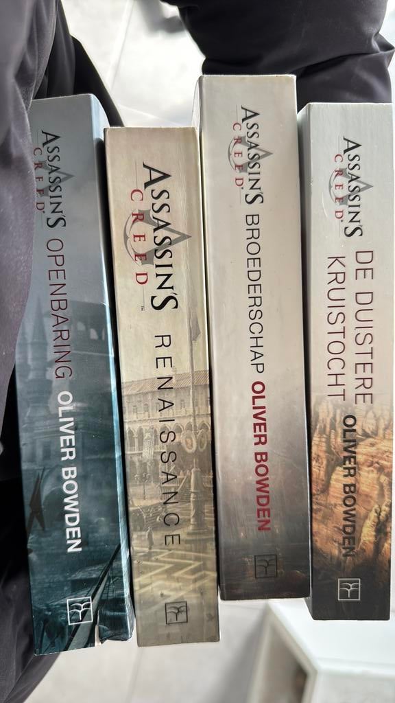 4 assassin’s creed boeken, Boeken, Ophalen, Zo goed als nieuw