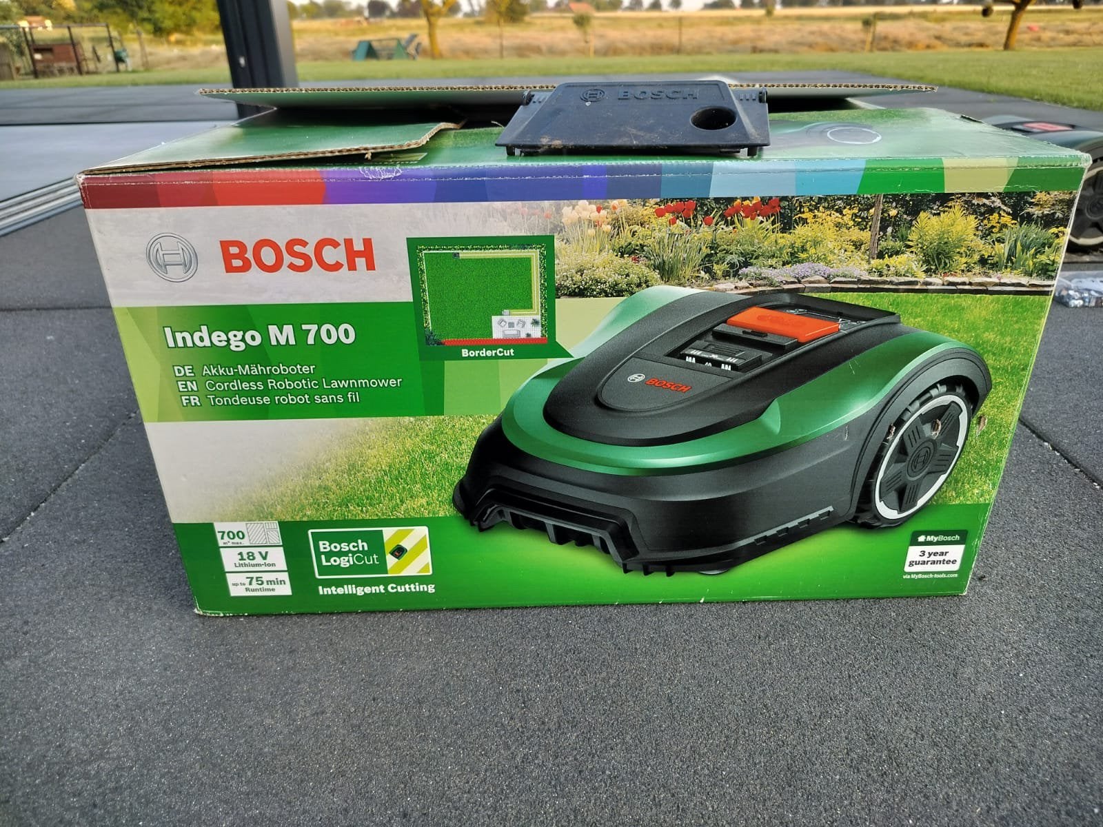 Bosch robotgrasmaaier Indego m700 met garage en nieuwe draad, Jardin & Terrasse, Tondeuses robotisées, Enlèvement, Comme neuf