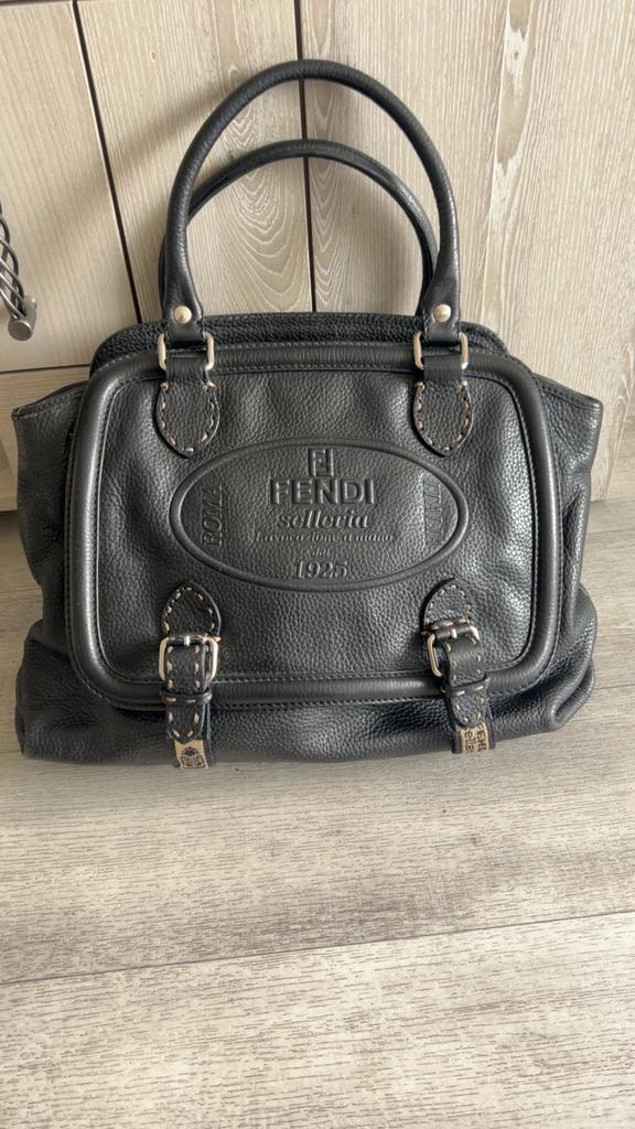 Fendi selleria, Enlèvement ou Envoi, Cuir
