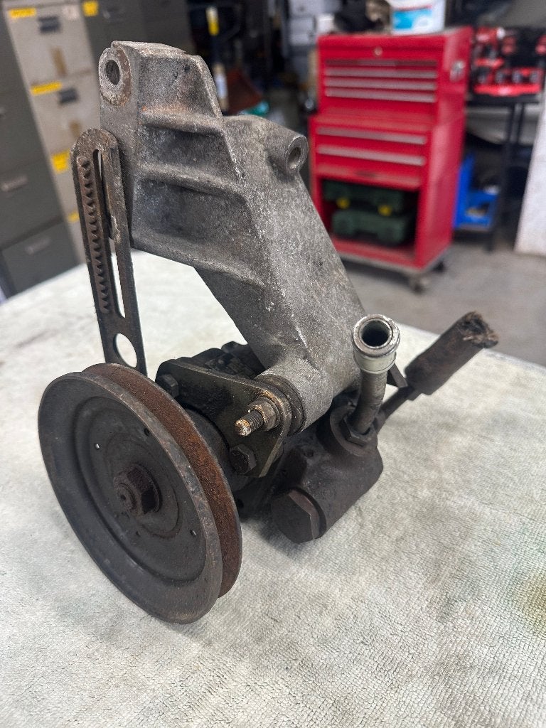 Servopompe + support moteur BMW M10 - 2002, E21, E12, Autos : Pièces & Accessoires, Enlèvement ou Envoi, Utilisé, BMW
