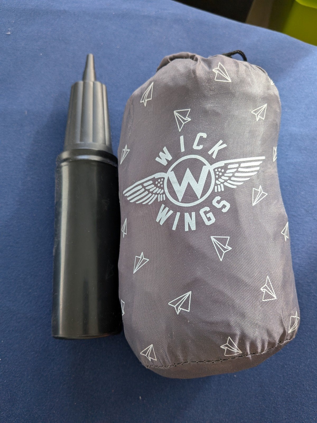 Wick wings vliegtuigbedje, opblaasbare voetsteun, Caravanes & Camping, Matelas pneumatiques, Enlèvement, Comme neuf, 1 personne