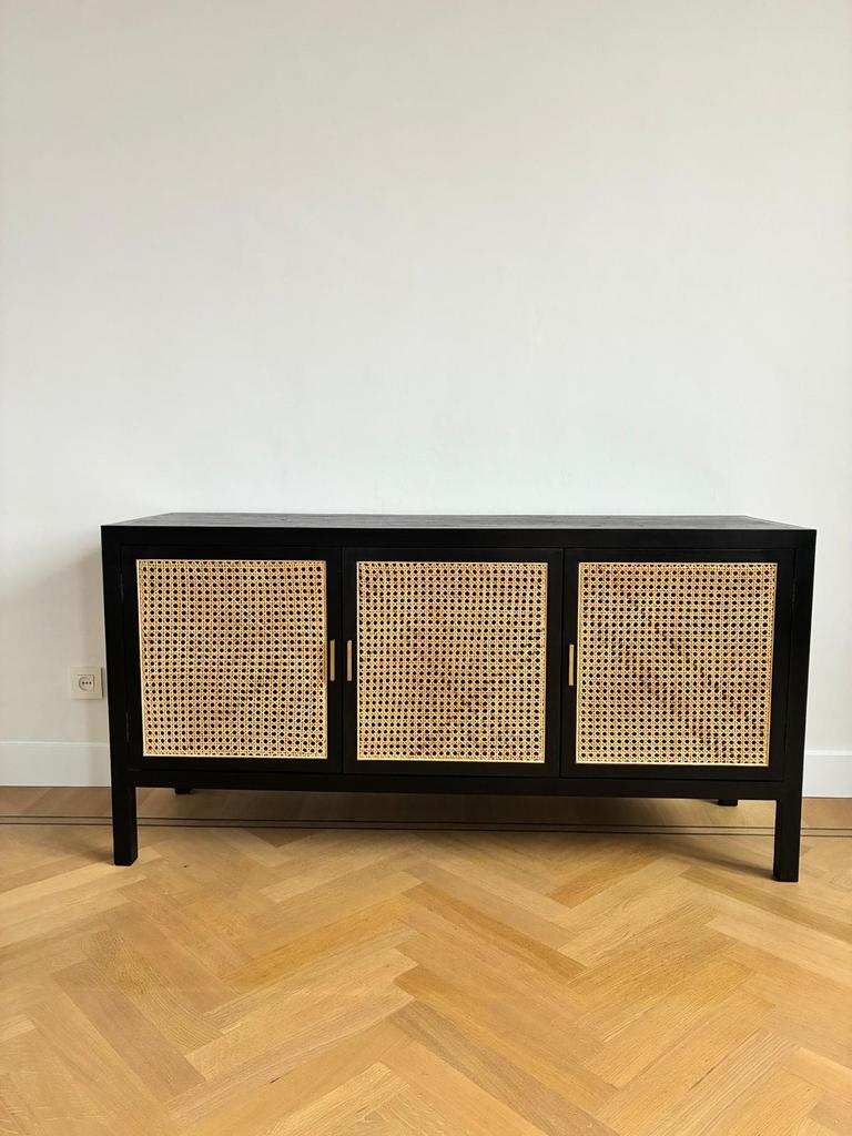 Buffetkast zwart gebeitst essenhout en rotan, Huis en Inrichting, Ophalen, Met deur(en), 100 tot 150 cm, Zo goed als nieuw