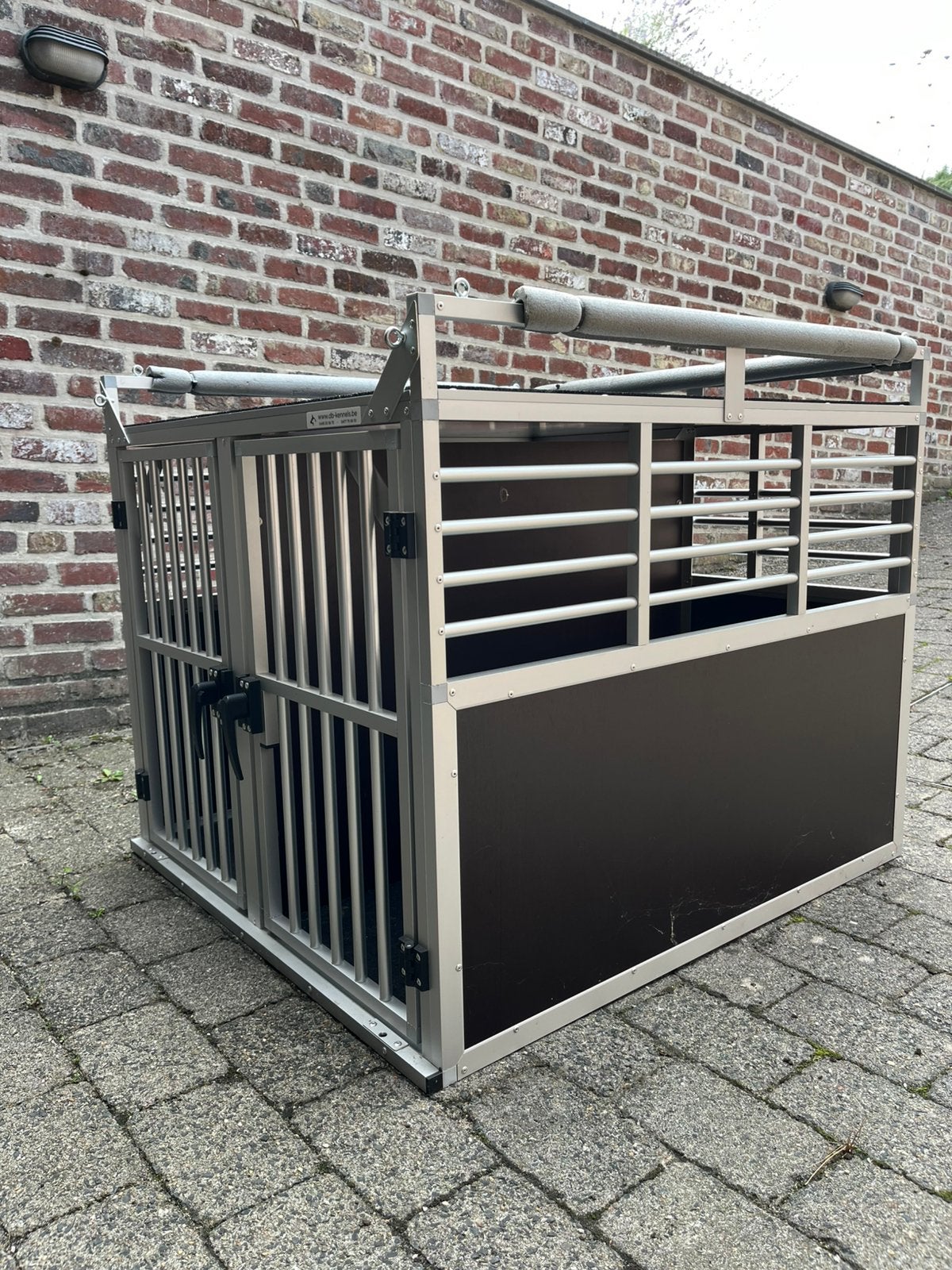 Duurzame hondenkennel/bench, Animaux & Accessoires, Boîtes de transport, Enlèvement, Comme neuf