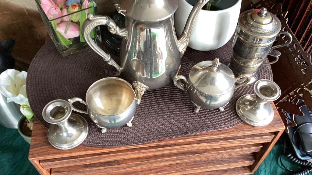 Koffieset en kandelaars, Ophalen