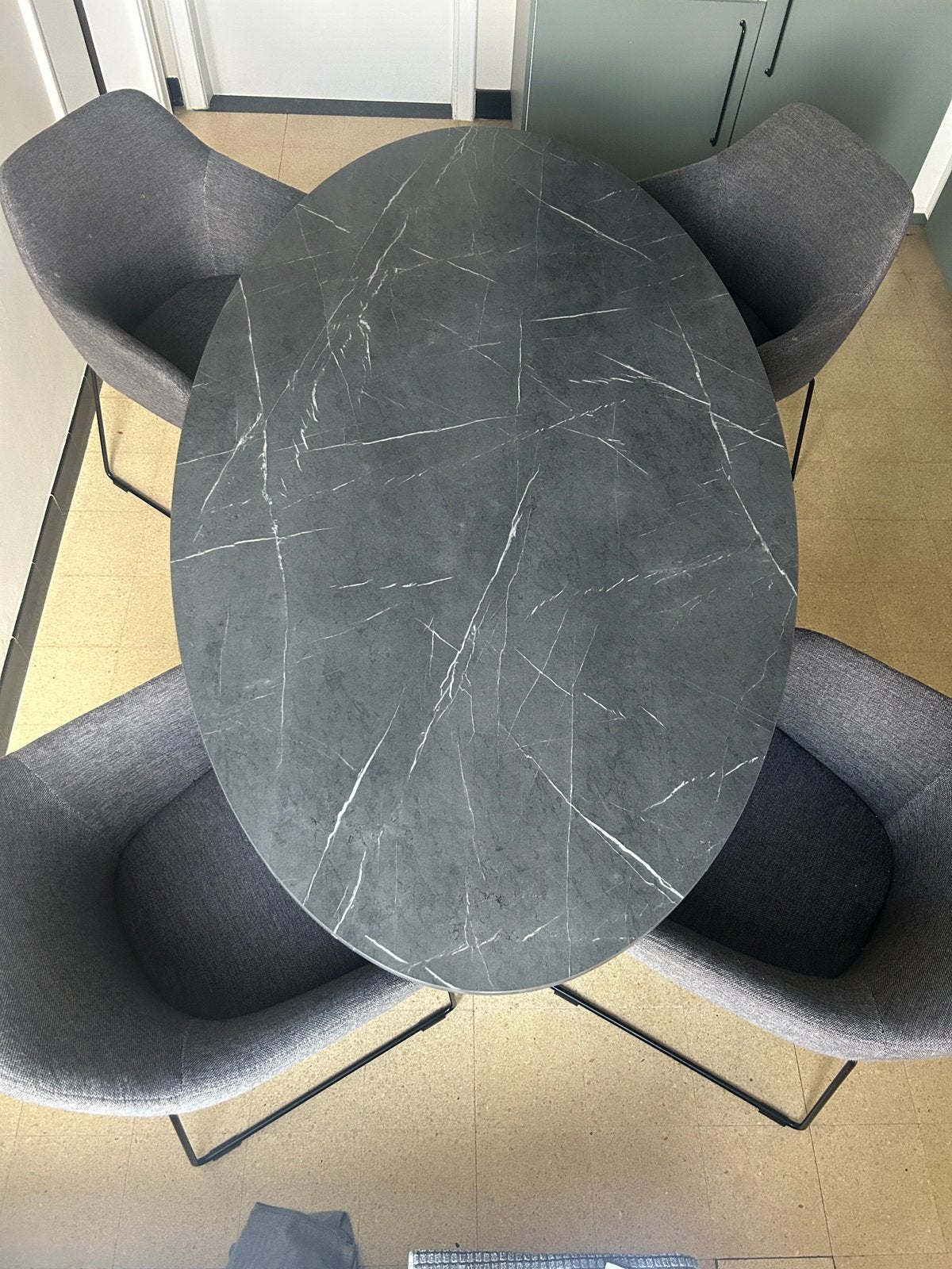 Zeer goed onderhouden tafel met 4 stoelen in perfecte staat., Huis en Inrichting, Zitzakken, Ophalen of Verzenden, Zo goed als nieuw