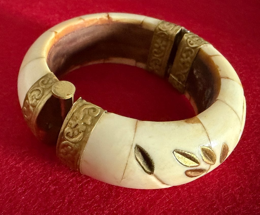 Antieke armband van been, hout en messing uit 1950, Handtassen en Accessoires, Antieke sieraden, Ophalen of Verzenden, Overige materialen