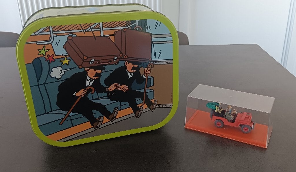 Kuifje Koekjestrommel en Jeep, Verzamelen, Ophalen of Verzenden, Kuifje, Gebruikt, Overige typen
