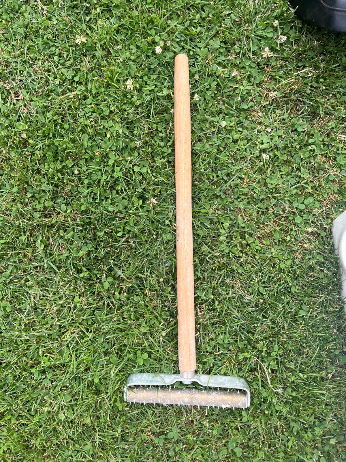 Staalborstelbezem / onkruidborstel met houten steel, Tuin en Terras, Ophalen, Zo goed als nieuw