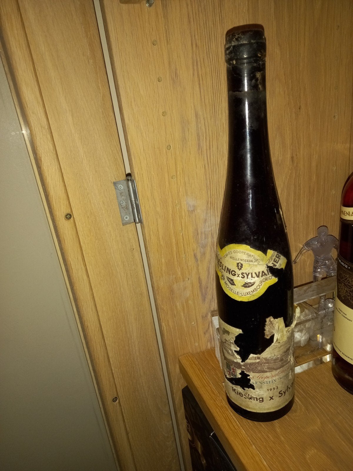 bouteille vide 1953, Enlèvement