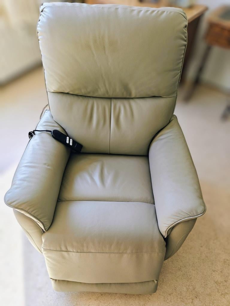 elektrische relaxfauteuil in nieuwstaat, Ophalen, Leer, 100 tot 125 cm, Zo goed als nieuw