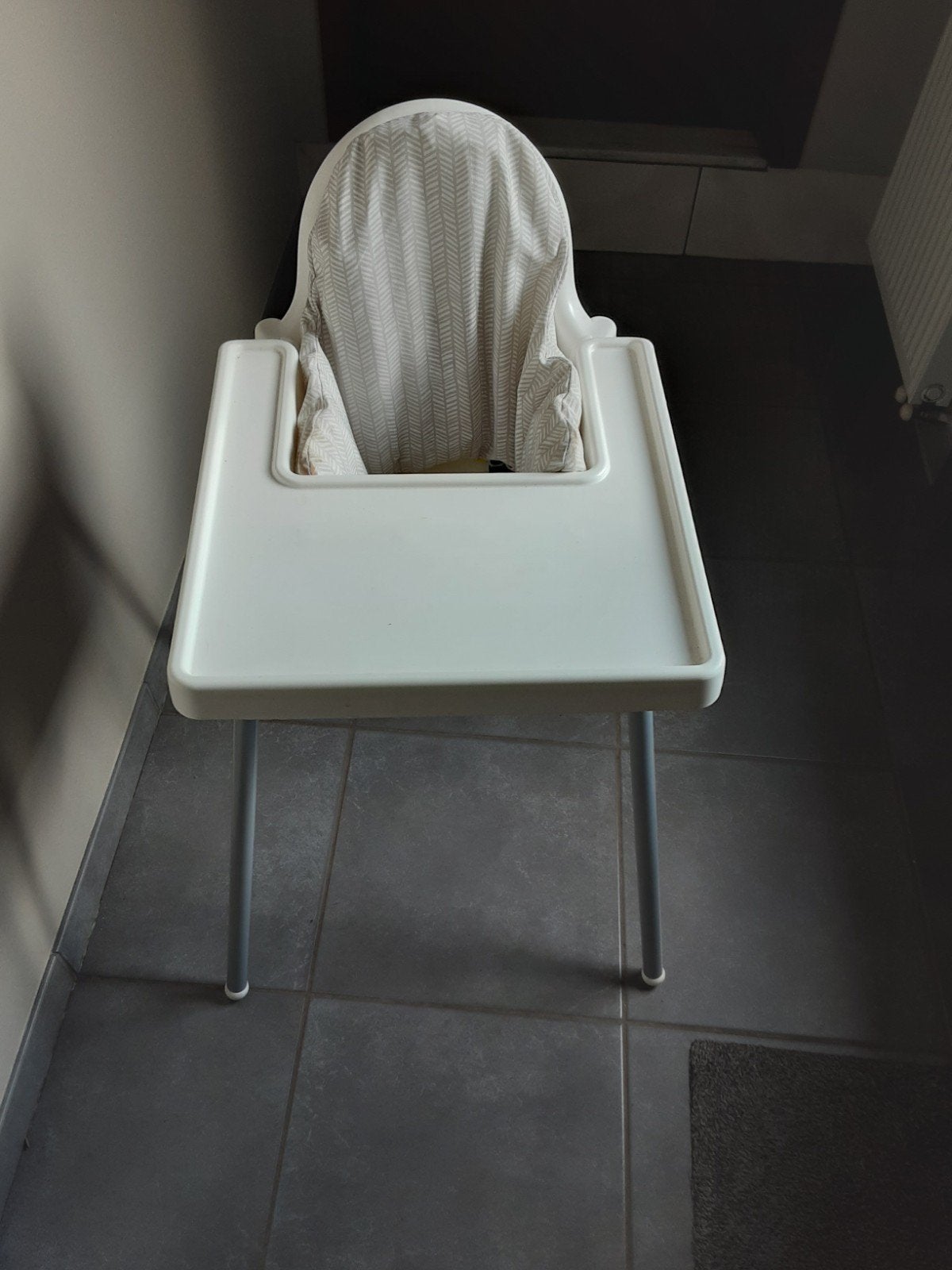 kinderstoel(wit) ikea met steunkussen, Kinderen en Baby's, Ophalen, Zo goed als nieuw, Hangstoel, Afneembaar eetblad