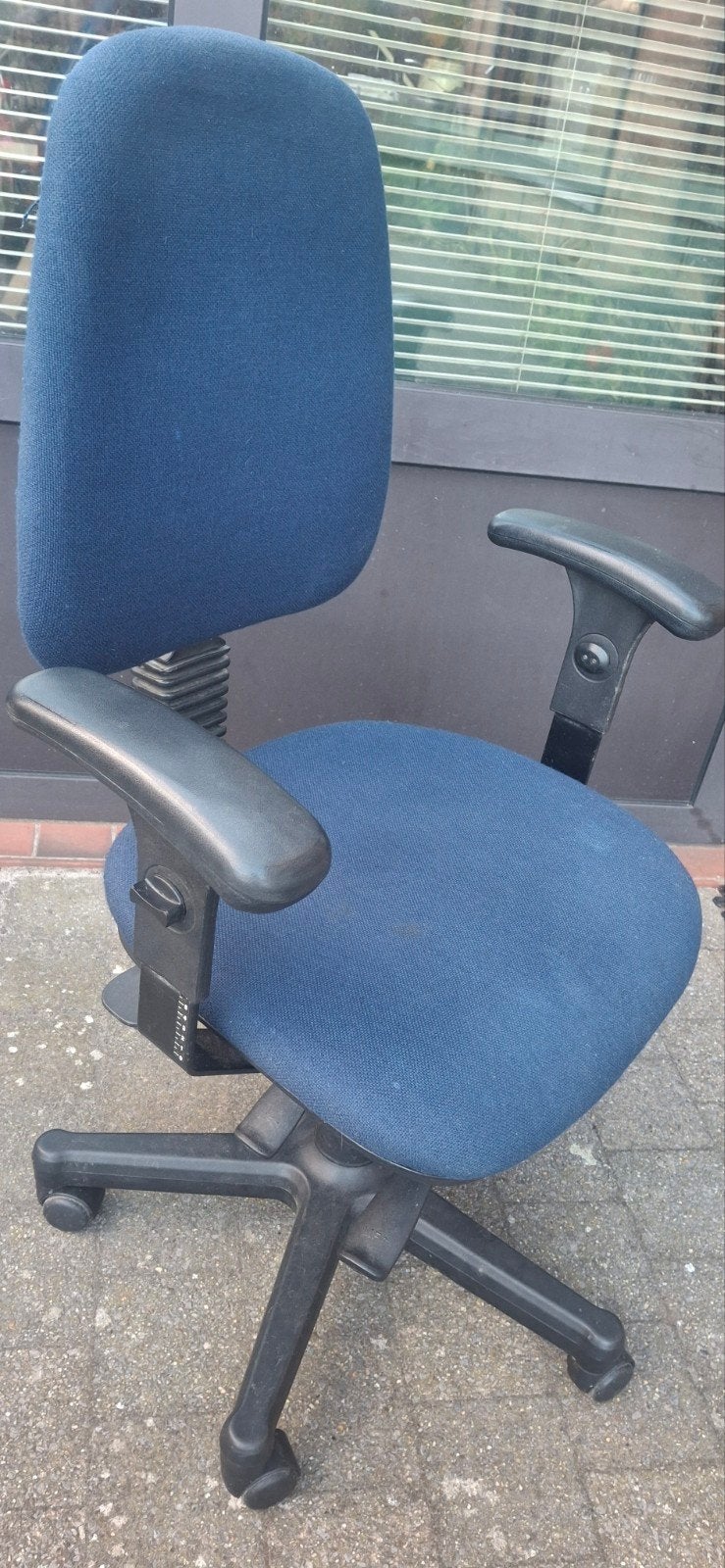 8 chaises de bureau, Enlèvement