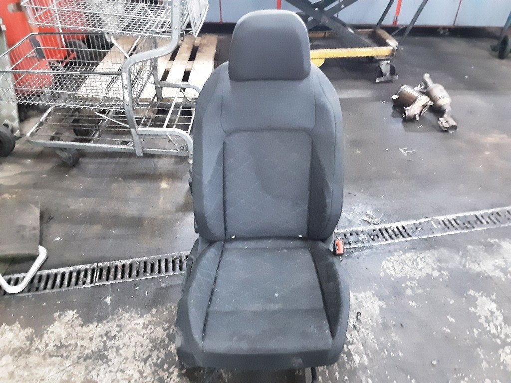 SIEGE AVANT DROIT ( PASSAGER ) Volkswagen Golf VIII (CD1), Volkswagen, Mevr. I. Hauben, Utilisé, Rue de l'Espoir 34 34
4030  GRIVEGNÉE, BE