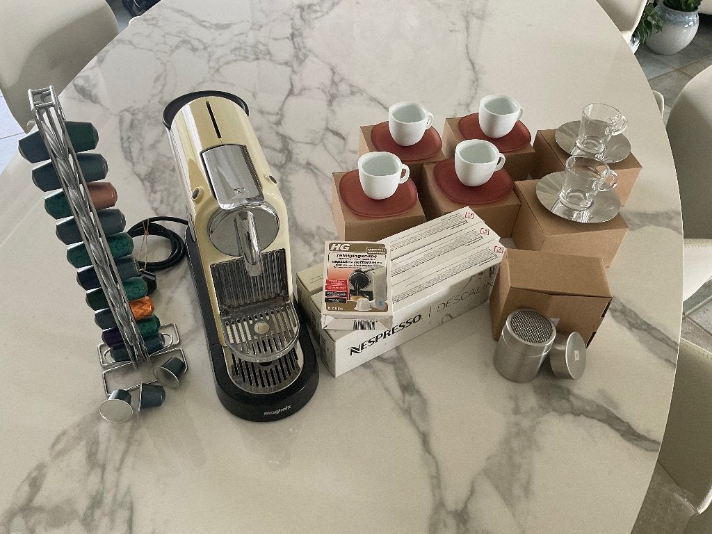 Nespresso machine met of zonder accessoires, Machine à espresso, Réservoir d'eau amovible, 1 tasse, Enlèvement