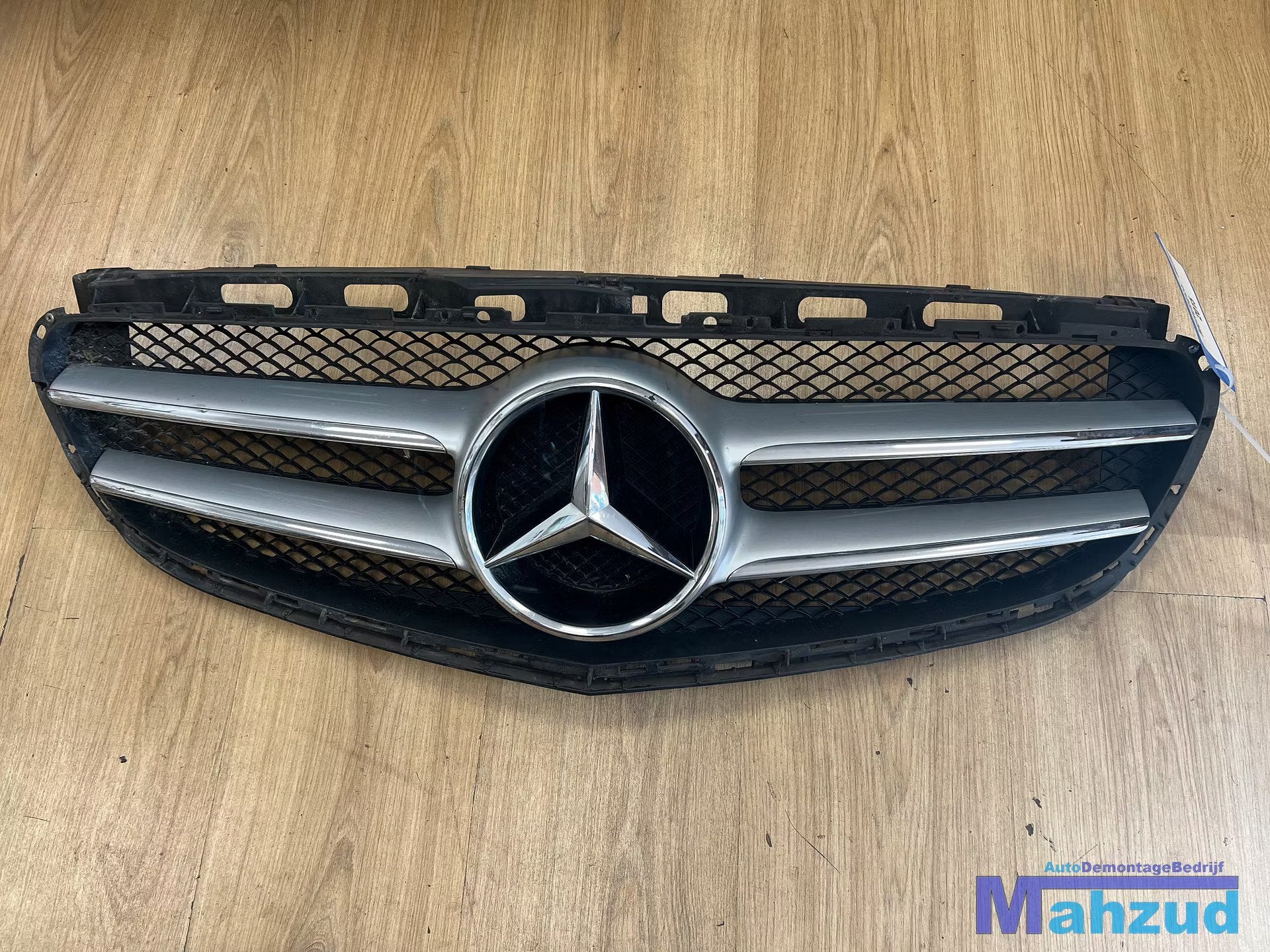 2015 MERCEDES E KLASSE W212 FACELIFT Grille 2013-2016, Gebruikt, Mercedes-Benz AG, Mercedes-Benz, Mercedesstrasse 120
70372  Stuttgart, DE