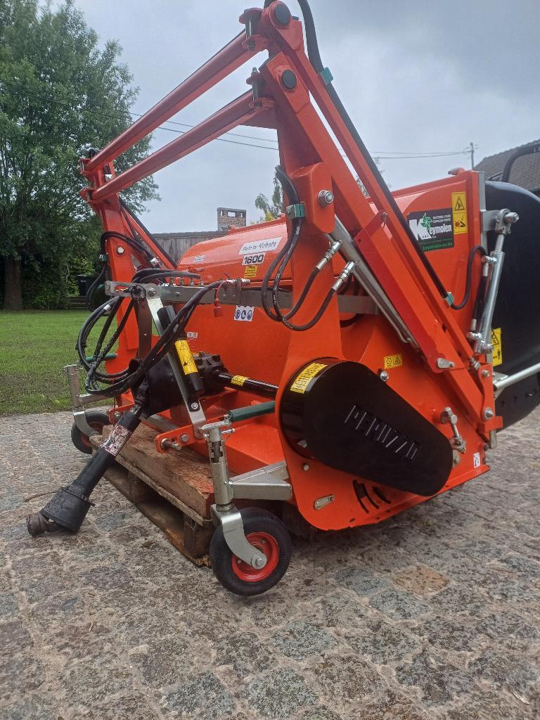 Klepelmaaier met opvang Peruzzo hooglosser, Ophalen