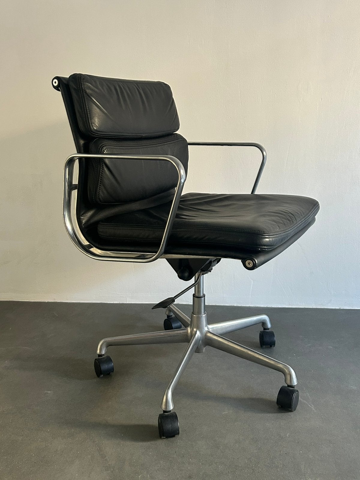 Charles Eames Soft Pad EA217 lederen bureaustoel, Huis en Inrichting, Ophalen, Zo goed als nieuw