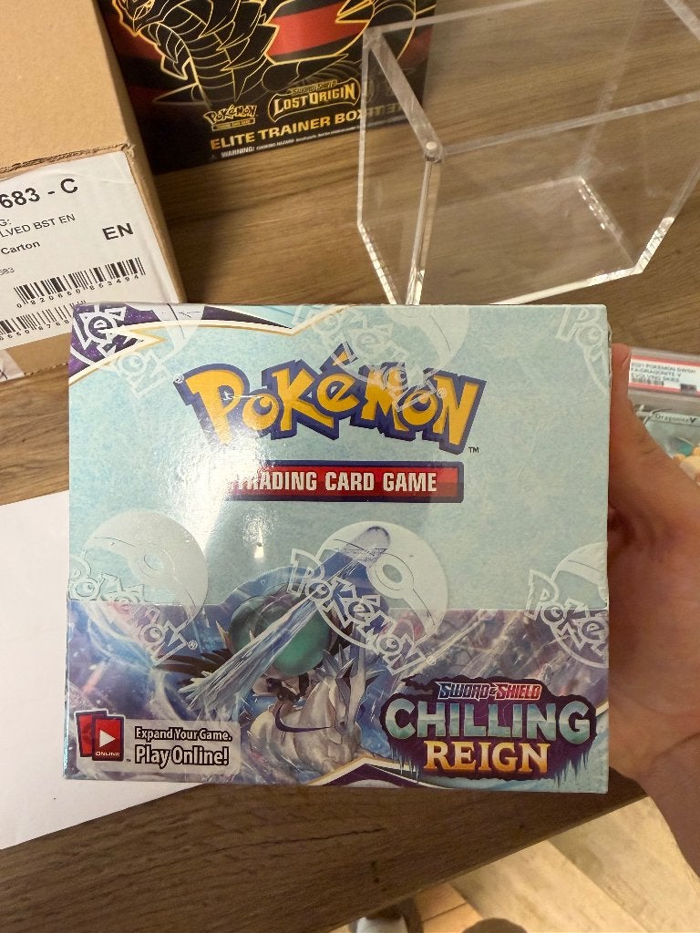 Chilling reign booster box, Hobby en Vrije tijd, Verzamelkaartspellen | Pokémon, Ophalen of Verzenden, Zo goed als nieuw, Boosterbox