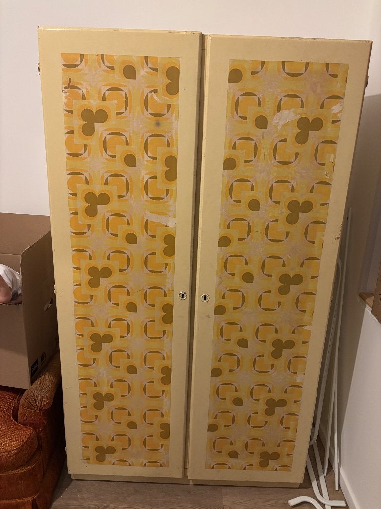 Belle armoire années 70, Enlèvement