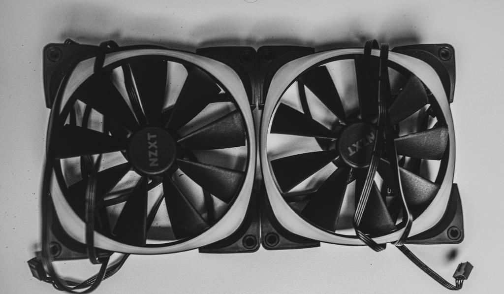 2 X NZXT Aer RGB 2 140mm + controller NZXT, Informatique & Logiciels, Refroidisseurs d'ordinateur, Utilisé, Refroidisseur ordinateur à air