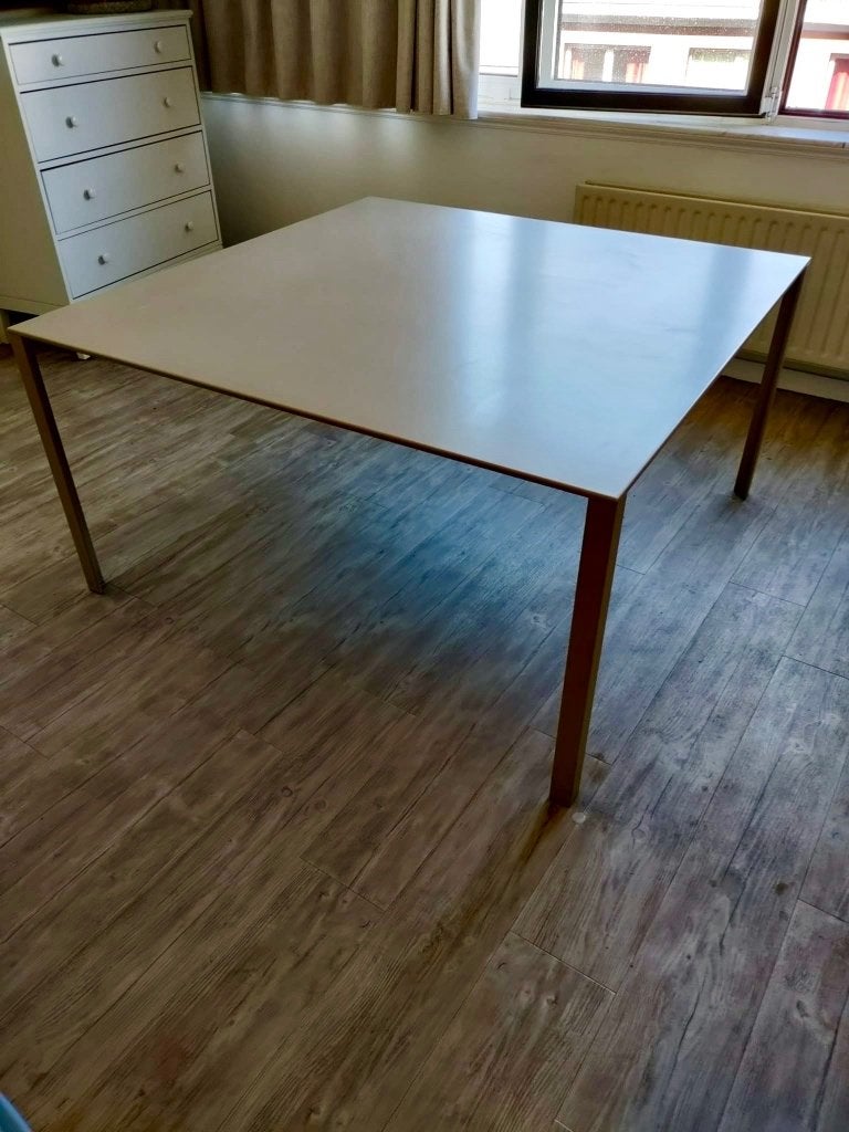 Beige metalen vierkante eettafel, Ophalen, Gebruikt, Vierkant, Vijf personen of meer