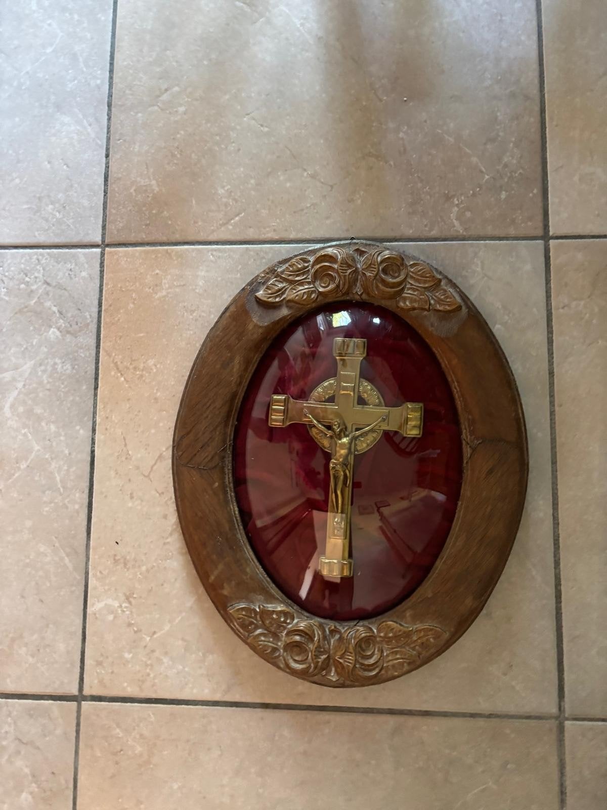 croix ancienne dans un cadre, Enlèvement
