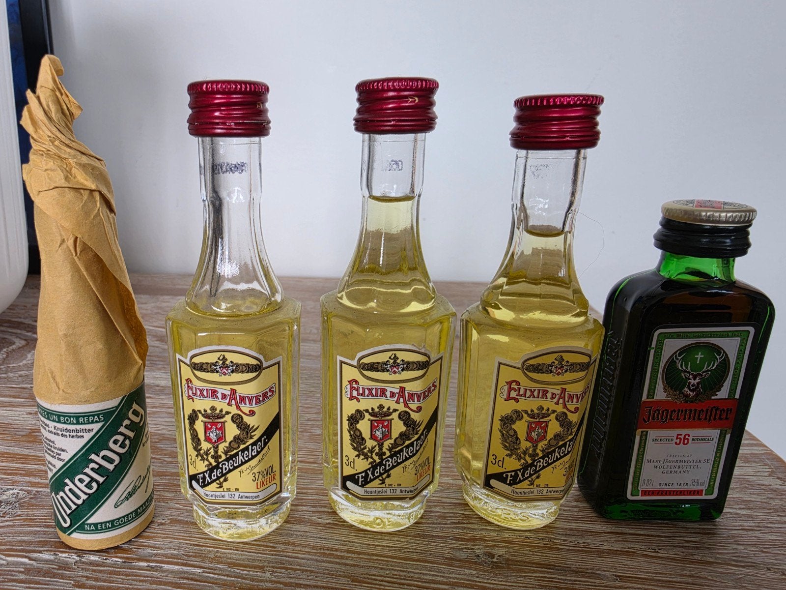 Kleine flesjes sterke drank ongeopend, Ophalen