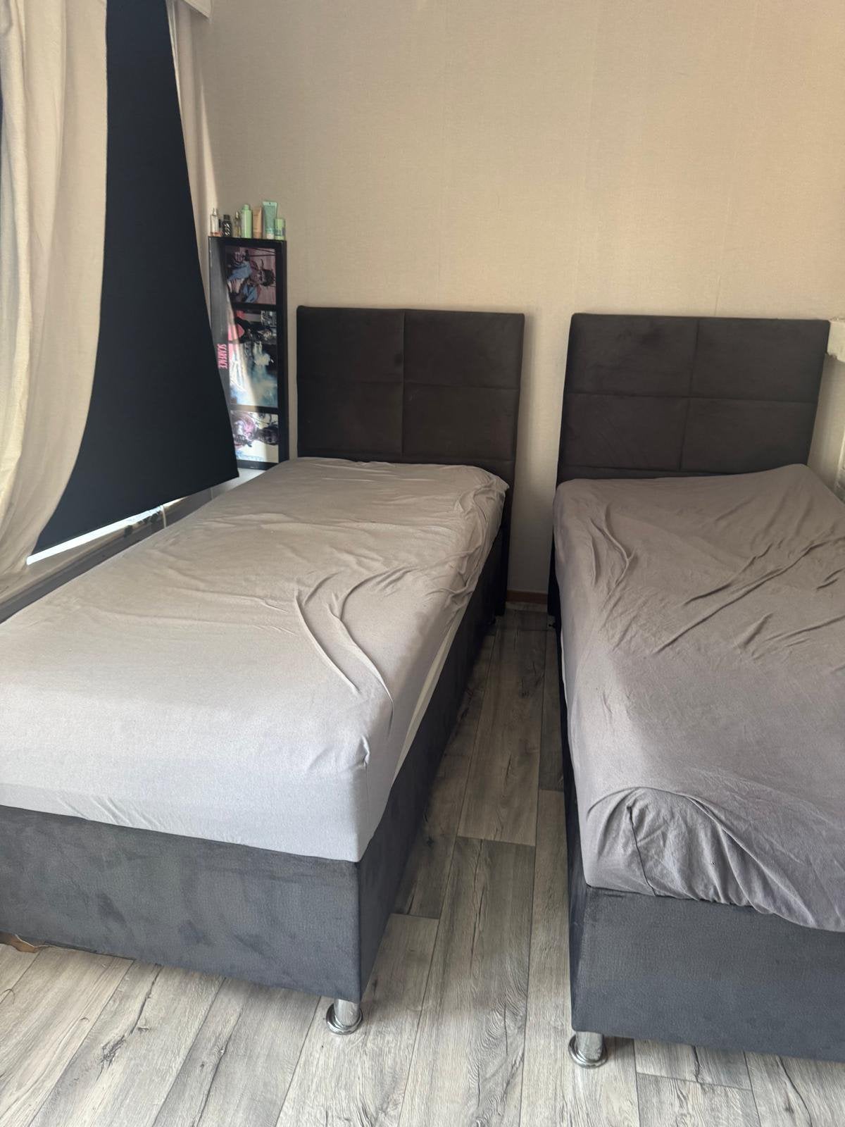bed te kopen met matras 2 jaar oud, Gris, Une personne, Enlèvement, Utilisé
