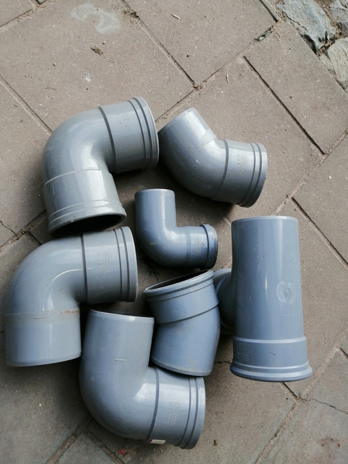divers raccords pvc gris, Bricolage & Construction, Enlèvement, PVC, Coudes