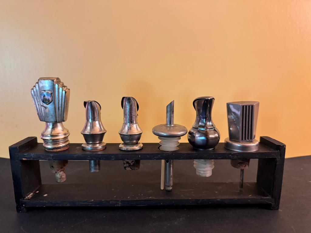 6 metalen wijnflesstoppen in houten rekje, Ophalen of Verzenden